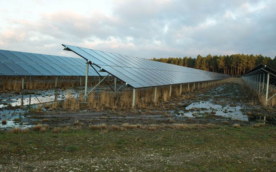 d&eacute;couvrez les avantages et les limites de l'&eacute;nergie solaire &agrave; bordeaux. apprenez comment cette source d'&eacute;nergie renouvelable peut b&eacute;n&eacute;ficier &agrave; votre domicile tout en &eacute;tant conscient des d&eacute;fis &agrave; relever pour une installation efficace.