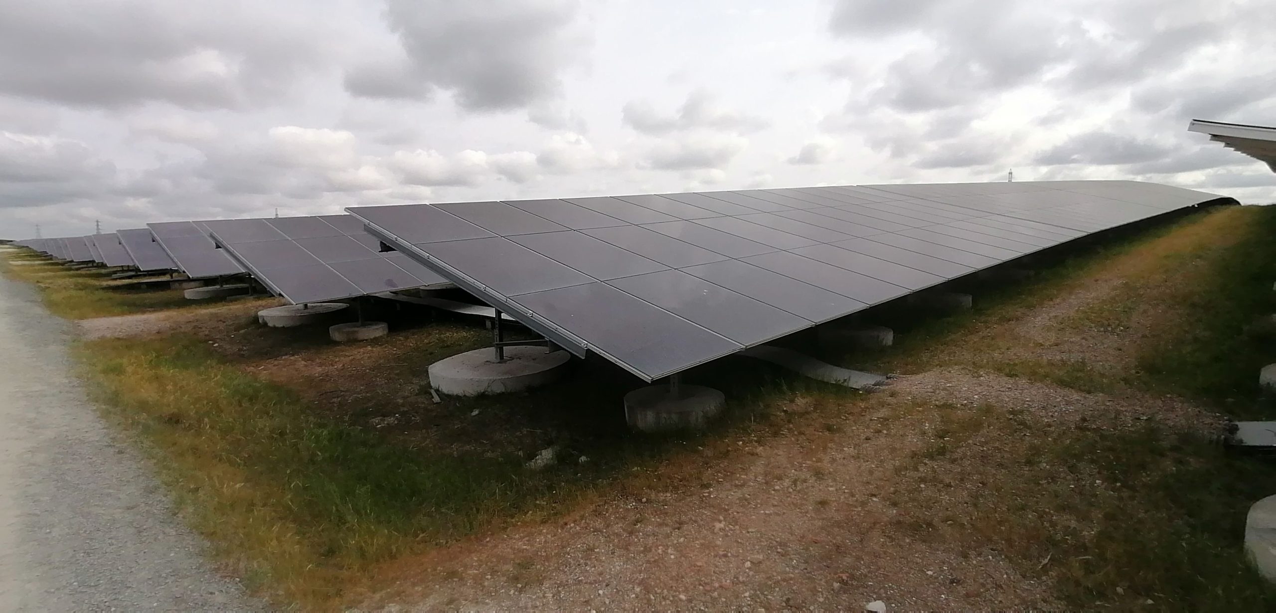 découvrez la transformation innovante de la base sous-marine de bordeaux en centrale solaire, un projet alliant patrimoine historique et engagement vers des énergies renouvelables. explorez les enjeux écologiques et économiques de cette initiative durable au cœur de la gironde.