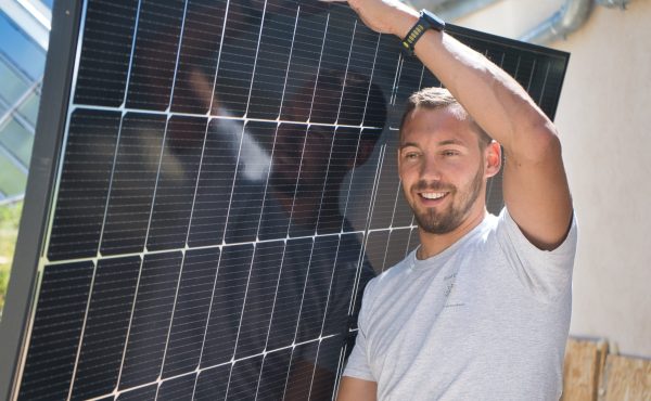d&eacute;couvrez l'importance de l'inclinaison des panneaux solaires &agrave; b&egrave;gles pour optimiser la production d'&eacute;nergie. informez-vous sur les angles id&eacute;aux et les conditions locales pour maximiser vos &eacute;conomies d'&eacute;nergie et b&eacute;n&eacute;ficier des atouts du solaire.
